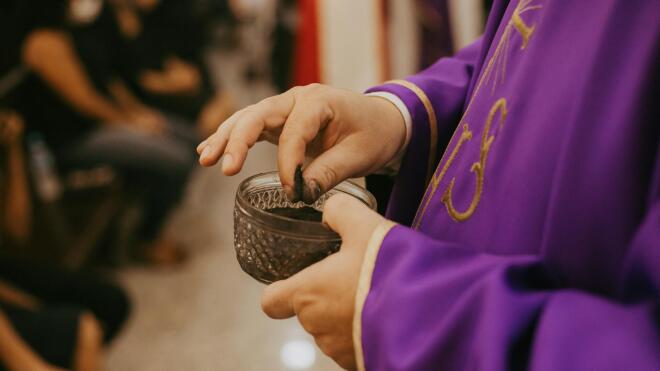 Τα έθιμα που ακολουθούν οι χώρες και οι περιοχές του καθολικού κόσμου, δε σχετίζονται τόσο με τα θρησκευτικά δόγματα, όσο με τις συνήθειες του κάθε λαού / Φωτογραφία: Unsplash.com