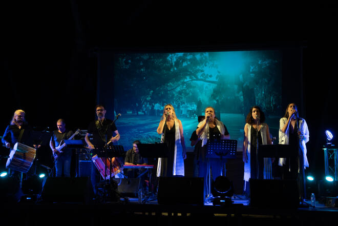 Οι SYNδESIS είναι ένα μουσικό project του Αλέξανδρου Νεδέλκου, drummer με διεθνή δράση στον χώρο του rudimental drumming