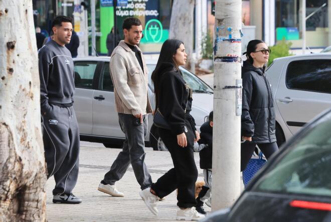 Ο Φρανσίσκο Ορτέγκα και ο Σαντιάγκο Έσε κάνουν βόλτα στα μαγαζιά/ φωτογραφία από ndpphoto.gr/ Nίκος Ζότος