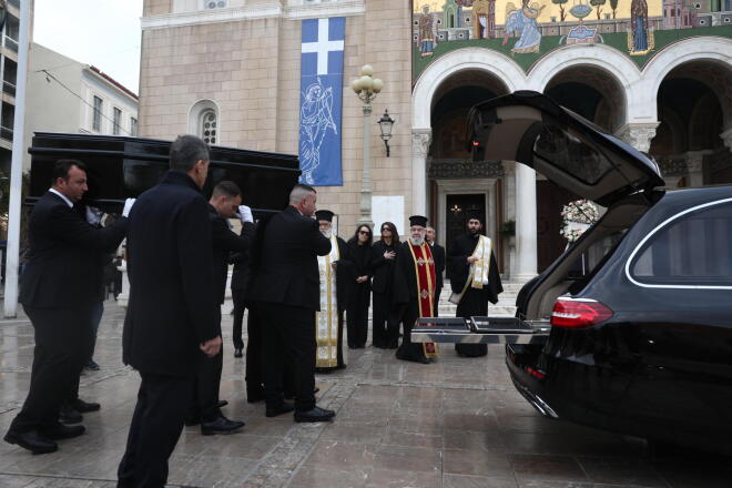 Η στιγμή που η σορός της Μαρινέλλας φτάνει στη Μητρόπολη