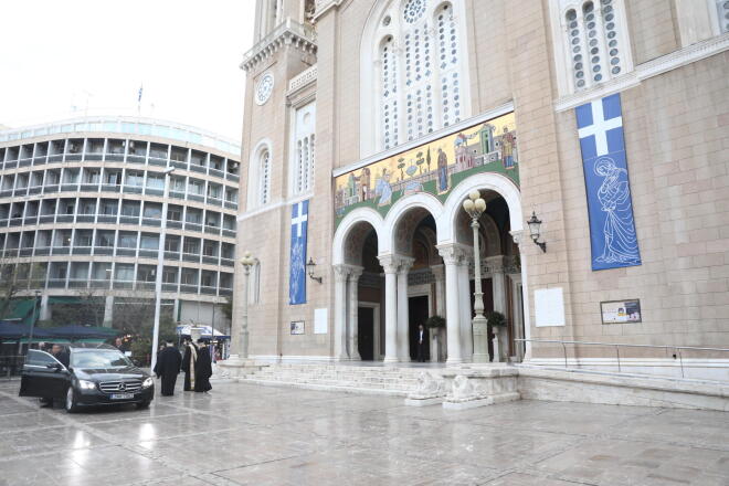 Η στιγμή που η σορός της Μαρινέλλας φτάνει στη Μητρόπολη