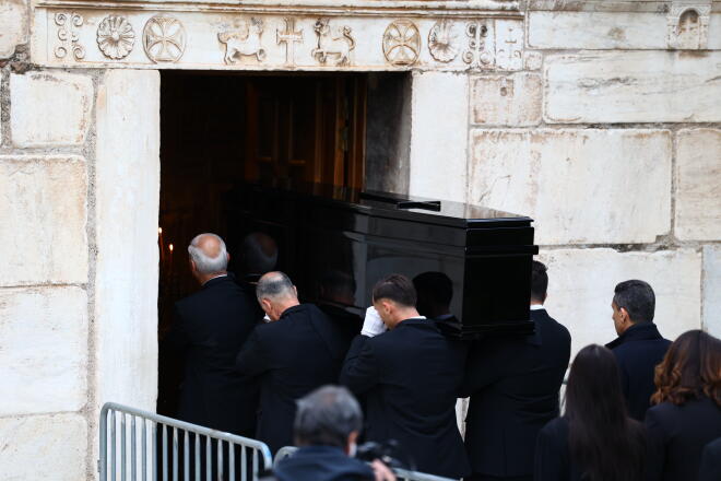 Η στιγμή που η σορός της Μαρινέλλας φτάνει στη Μητρόπολη