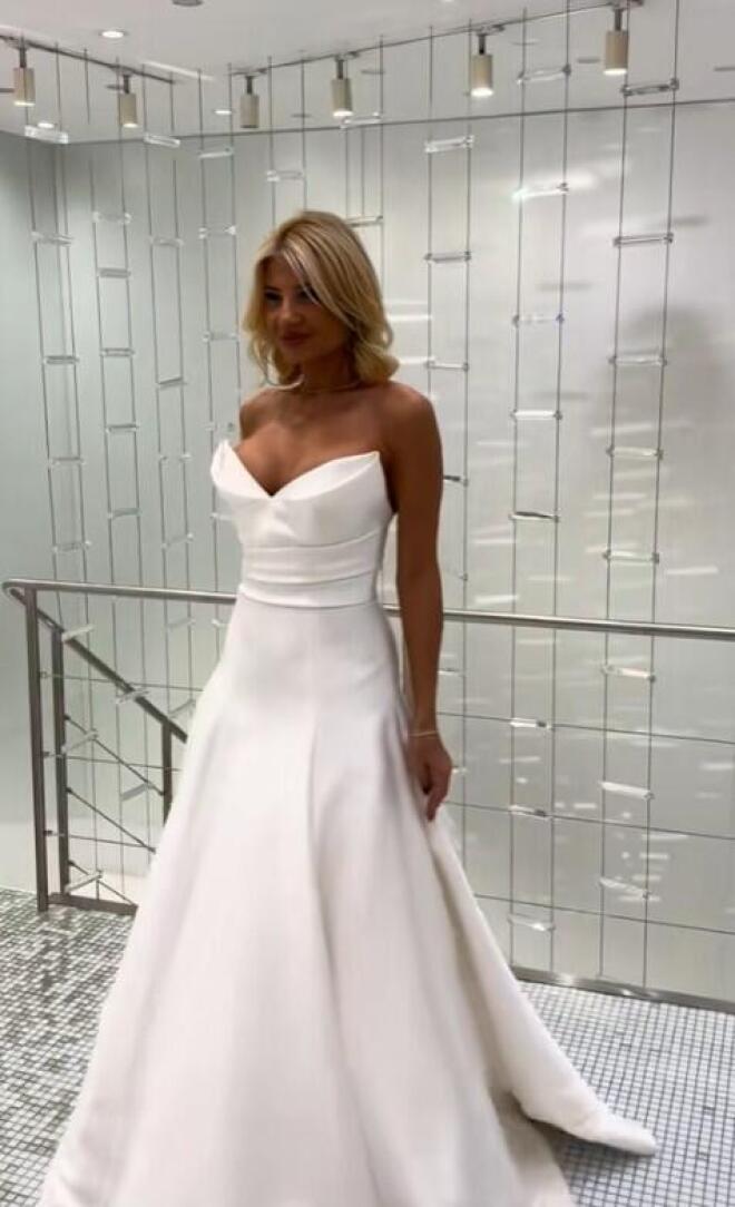 Με εντυπωσιακό νυφικό η Φαίη Σκορδά