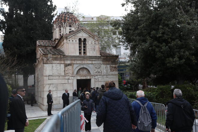 Εκατοντάδες άνθρωποι απέτισαν φόρο τιμής στη Μαρινέλλα / Eurokinissi