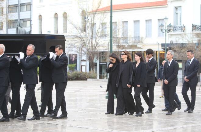 Άφιξη της σορού της Μαρινέλλας για το λαϊκό προσκύνημα- Aκολουθούν η κόρη της Τζωρτίνα Σερπιέρη με τον σύζυγο και τα δύο της παιδιά/ NDP