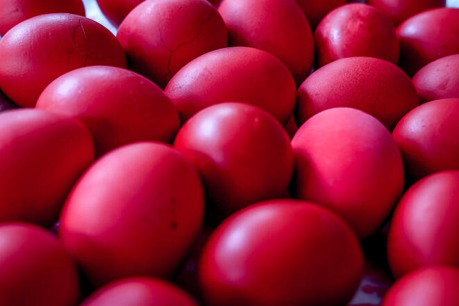 Το τσούγκρισμα των κόκκινων αυγών συμβολίζει τη γέννηση/ Eurokinissi Γιώργος Ευσταθίου