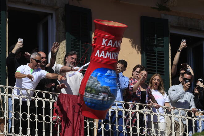 Με το σήμα της πρώτης Ανάστασης, οι κάτοικοι της Κέρκυρας πετούν τεράστια κανάτια γεμάτα νερό, τους μπότηδες,από τα μπαλκόνια τους/ Eurokinissi Γιώργος Κονταρίνης