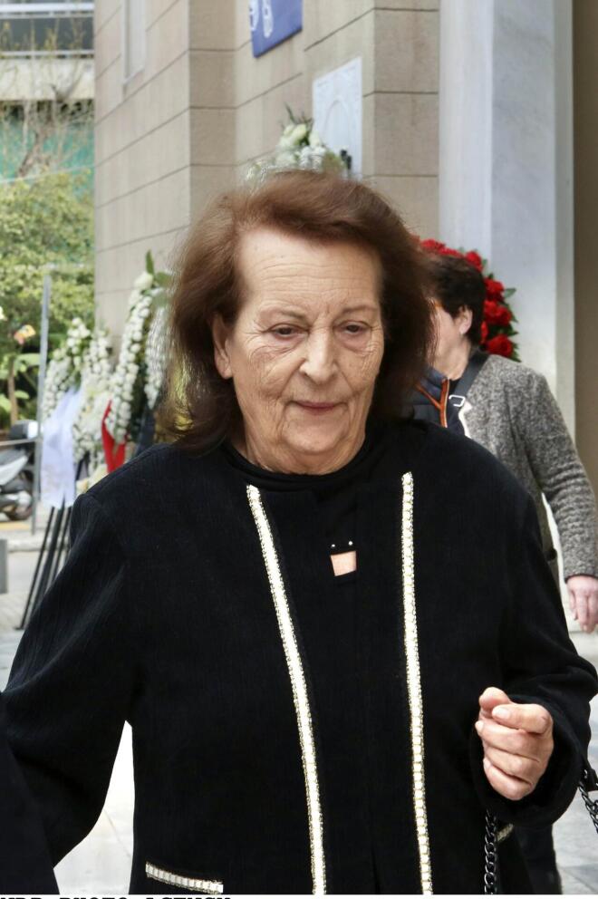 H Βάσω Καζαντζίδη στην κηδεία της Μαρινέλλας/ φωτογραφία από Ndpphoto.gr