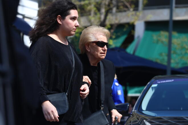 H αδελφή της Μαρινέλλας υποβασταζόμενη στο τελευταίο αντίο της σπουδαίας ερμηνεύτριας/ ΙΝΤΙΜΕ ΠΕΡΙΣΤΕΡΗΣ ΔΗΜΗΤΡΗΣ