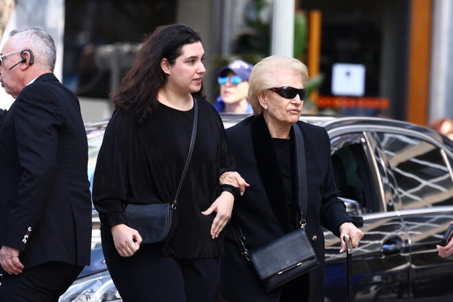 H αδελφή της Μαρινέλλας υποβασταζόμενη στο τελευταίο αντίο της σπουδαίας ερμηνεύτριας/ ΙΝΤΙΜΕ ΠΕΡΙΣΤΕΡΗΣ ΔΗΜΗΤΡΗΣ