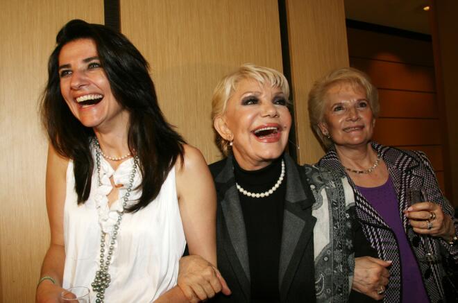 Η Μαρινέλλα με την κόρη της,Τζωρτζίνα Σερπιέρη & την αδερφή της, Λούλα Γρηγοριάδη, το 2010/ NDP