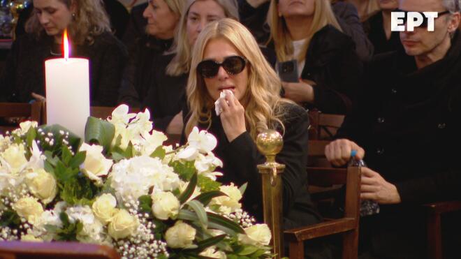 Απαρηγόρητη η Νατάσα Θεοδωρίδου στην κηδεία της Μαρινέλλας