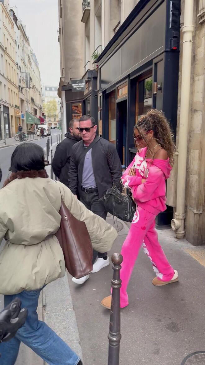 Η στιλάτη βόλτα της Beyonce στους δρόμους του Παρισιού / profimedia