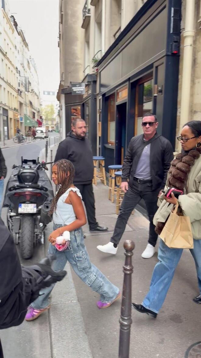 Οι κόρες της Beyonce, Rumi (αριστερά) και Blue Ivy (δεξιά) / profimedia  