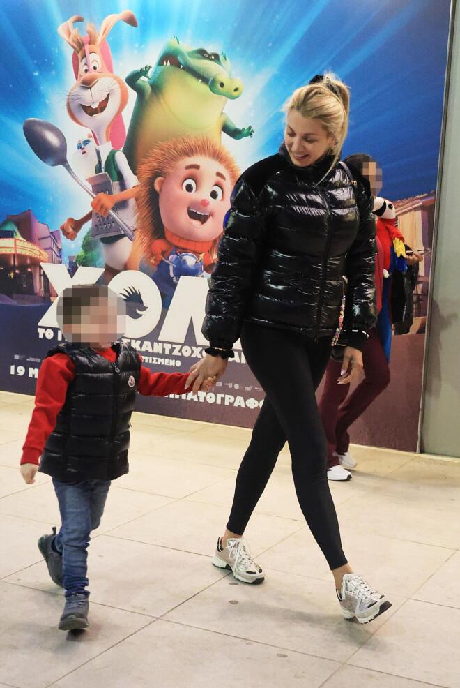 Η Κωνσταντίνα Σπυροπούλου με τον γιο της/ φωτογραφία από ndpphoto.gr/ Νίκος Ζότος 