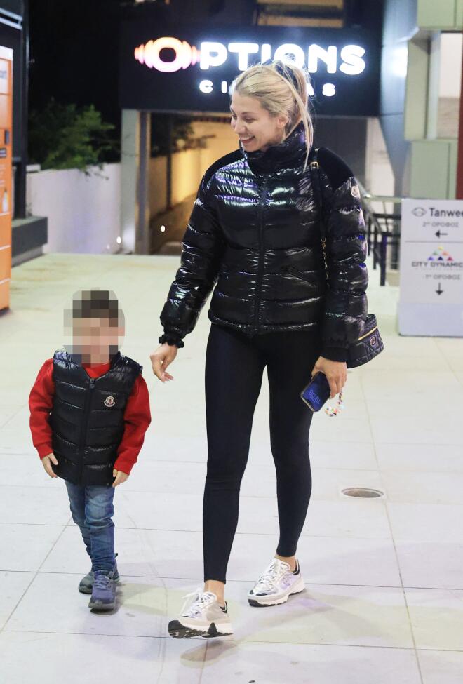 Η Σπυροπούλου σινεμά με τον γιο της/ φωτογραφία από ndpphoto.gr/ Νίκος Ζότος