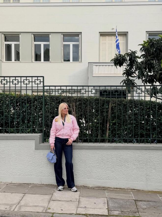 Το everyday outfit και η designer τσάντα που «κλέβει» την παράσταση