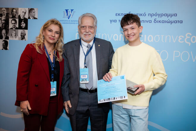 Η κ. Noύλη Μανώλη, ο Ακαδημαϊκός Γεώργιος Χρούσος, ο μαθητής Ευάγγελος Καλημέρης