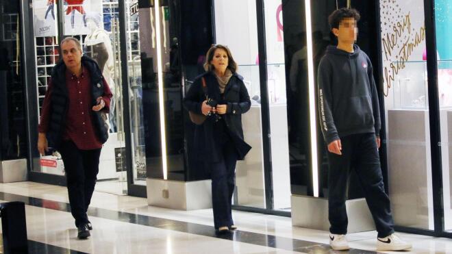 Ο Νίκος Στραβελάκης με τη σύζυγό του, Σταυρούλα Καραλή και το γιο τους, Άρη / Φωτογραφία: NDP