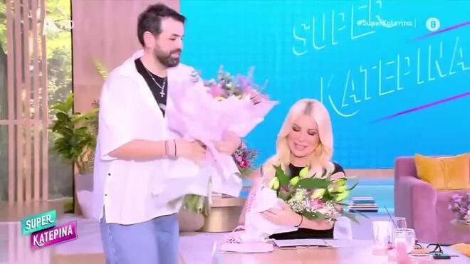 Λουλούδια και δώρα στην Κατερίνα Καινούργιου στην τελευταία της εκπομπή