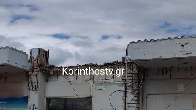 Τα πρώτα στοιχεία δείχνουν ότι η παλαιότητα ή πιθανές φθορές στην κατασκευή ενδέχεται να συνέβαλαν στο δυστύχημα. Παρόμοια περιστατικά έχουν καταγραφεί και στο παρελθόν, συχνά λόγω ελλιπούς συντήρησης των κτιρίων.