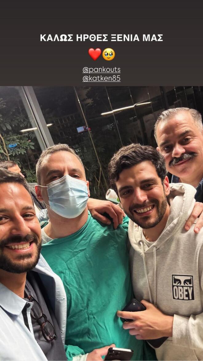 Δεν κρύβει τη χαρά του ο Κουτσουμπής: Η φωτογραφία από το μαιευτήριο