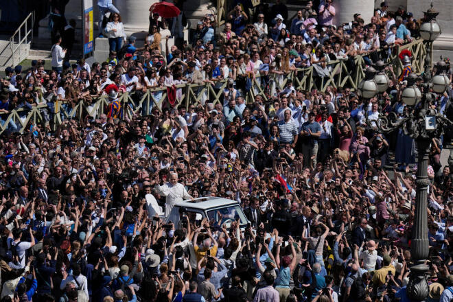 Ο Πάπας ευλογεί πιστούς για το Πάσχα των Καθολικών