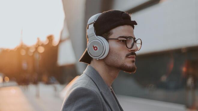 «Η χρήση ακουστικών δεν είναι από μόνη της επιβλαβής. Ωστόσο, η ένταση του ήχου και ο χρόνος ακρόασης αποτελούν τους βασικούς παράγοντες κινδύνου. / Φωτογραφία: Unsplash.com
