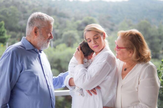 Η Τζένη Θεωνά με τους γονείς της και τον λίγων μηνών, δεύτερο γιο της 