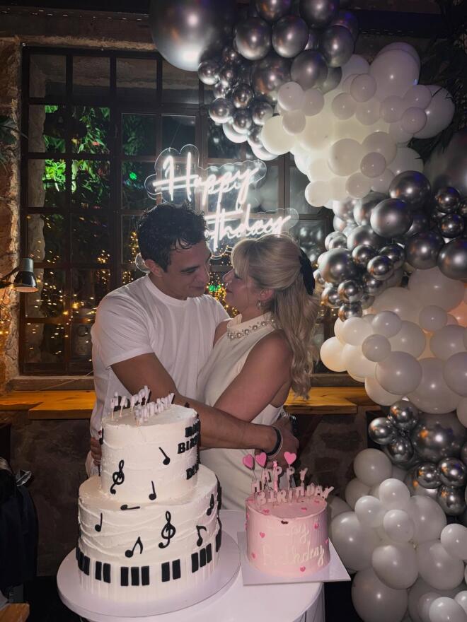 Η Τζένη Θεωνά στην αγκαλιά του συζύγου της, Δήμου Αναστασιάδη