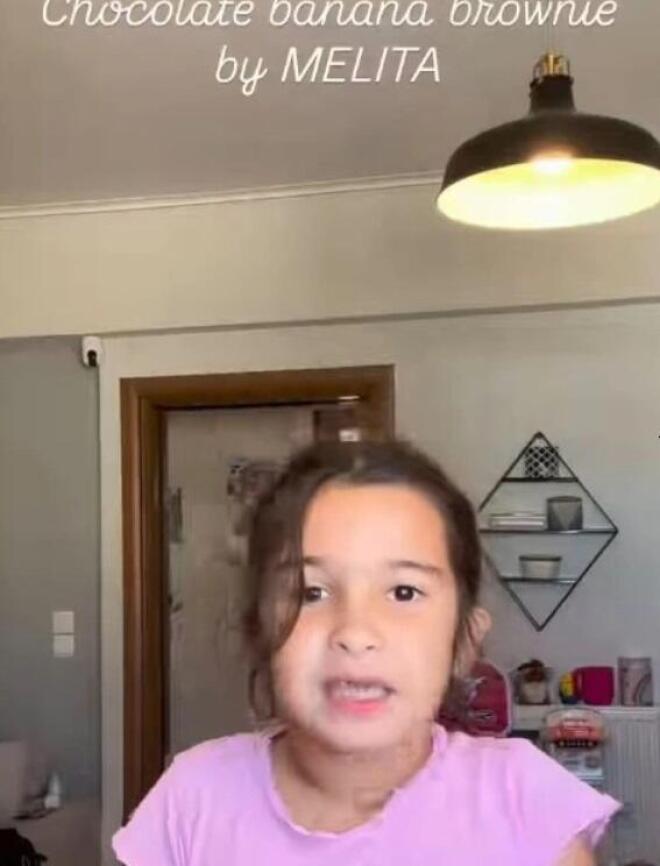 Χατζίδου: Δείτε την εντυπωσιακή λαμπάδα που της έφτιαξε το βαφτιστήρι της