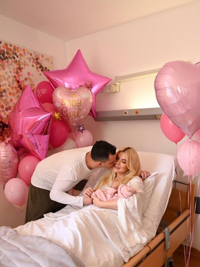 Εξιτήριο πήρε η Κατερίνα Καινούργιου: Οι φωτογραφίες αγκαλιά με την κόρη της