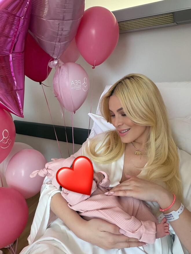 Κατερίνα Καινούργιου: Οι φωτογραφίες αγκαλιά με την κόρη της στο μαιευτήριο