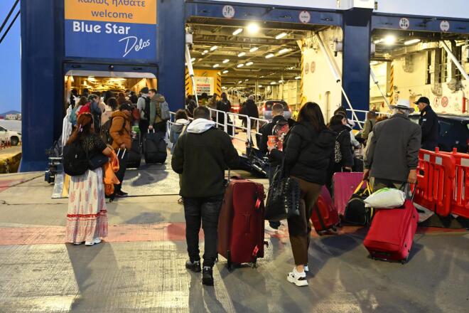 Λιμάνι Πειραιά έξοδος εκδρομέων για Πάσχα 3