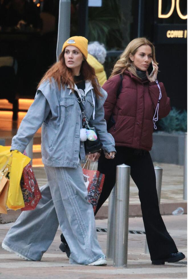 Η Ντορέττα Παπαδημητρίου βόλτα με τη Μαίρη Συνατσάκη/ φωτογραφίες από NDPPHOTO/ Νίκος Ζότος 