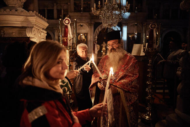 To Άγιο Φως μοιράζεται στους πιστούς και όλοι μαζί ψάλλουν το «Χριστός Ανέστη» / Φωτογραφία: Eurokinissi