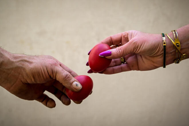 Τσούγκρισμα κόκκινων αυγών / Φωτογραφία: Eurokinissi