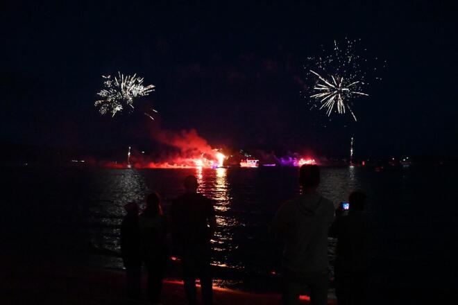 «Το κάψιμο του Ιούδα» στη θάλασσα στο Τολό Αργολίδας / Φωτογραφία: Eurokinissi