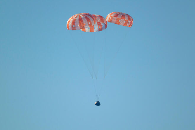 Το πλήρωμα τους Άρτεμις ΙΙ προσθαλασσώθηκε με ασφάλεια στον Ειρηνικό - AP Images