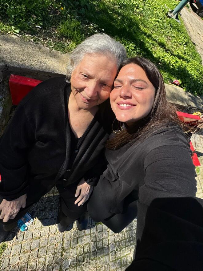 Η Δανάη Μπάρκα με τη γιαγιά της, κυρία Τούλα