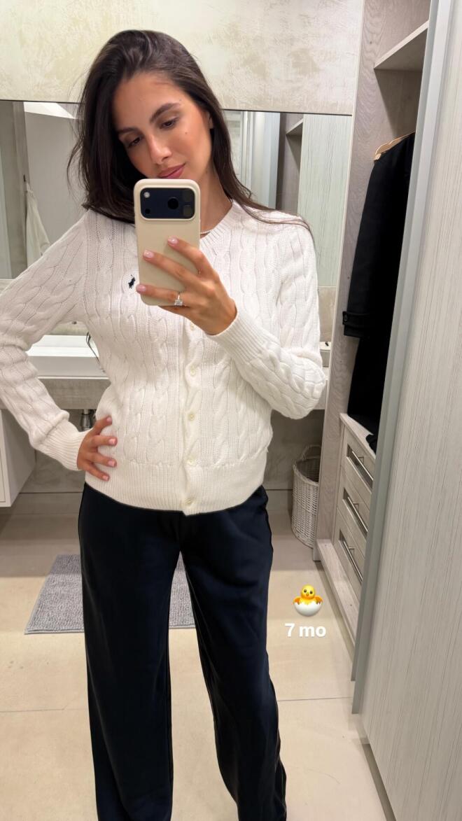 Η mirror selfie της Αλεξάνδρας Νίκα στον 7ο μήνα της εγκυμοσύνης της