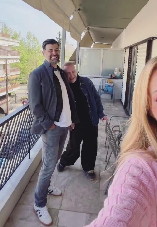 Η Νατάσα Θεοδωρίδου γύρισε την κάμερα για να δείξει τον σύντροφό της, Γιάννη Καρυπίδη 