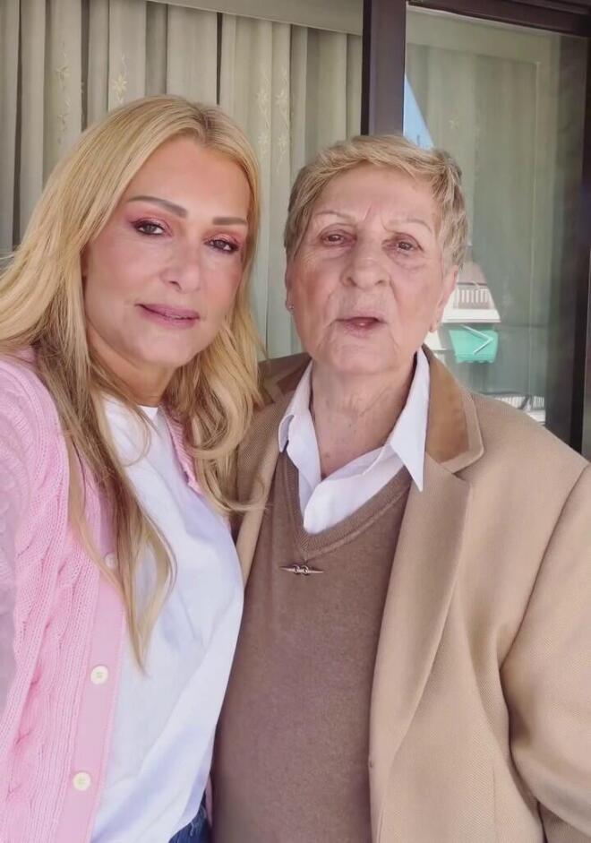 Νατάσα Θεοδωρίδου: Πάσχα στο πατρικό της με τη μαμά και τον σύντροφό της