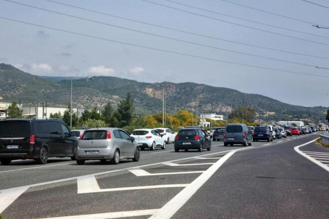 Επιστροφή εκδρομέων: Ουρές χιλιομέτρων στην Αθηνών- Κορίνθου, Αθηνών-Λαμίας