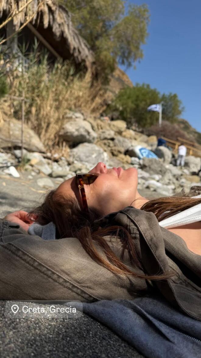 Μπισμπίκης: Φωτογραφίζει τη Δέσποινα ξαπλωμένη με μαγιό στην παραλία