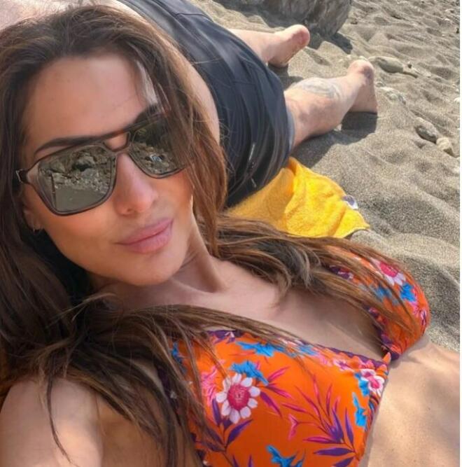 Μπισμπίκης: Φωτογραφίζει τη Δέσποινα ξαπλωμένη με μαγιό στην παραλία