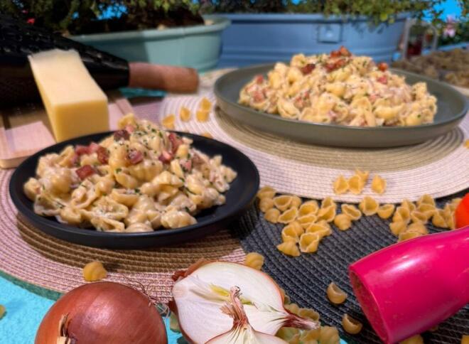 Φτιάξτε κοχυλάκι με καραμελωμένα κρεμμύδια και απάκι