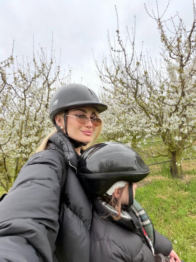 Ιωάννα Τούνη: Για ιππασία με τον γιο της, Πάρη και τους φίλους της