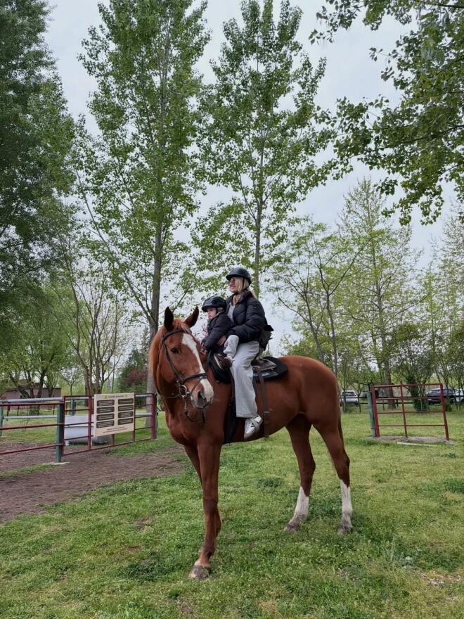 Ιωάννα Τούνη: Για ιππασία με τον γιο της, Πάρη και τους φίλους της