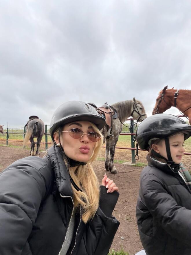 Ιωάννα Τούνη: Για ιππασία με τον γιο της, Πάρη και τους φίλους της